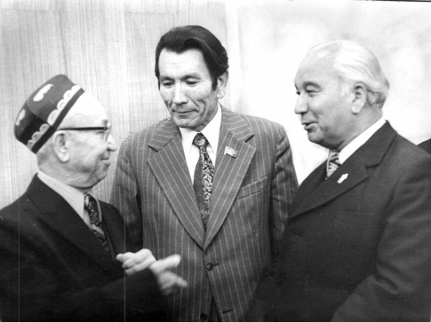 Suratda: Shuhrat taniqli adiblar Mirtemir va Ibroyim Yusupov bilan.